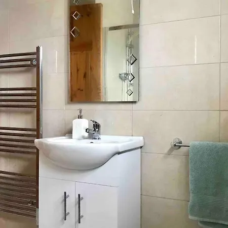 Spacious House Near City And University. * غالواي