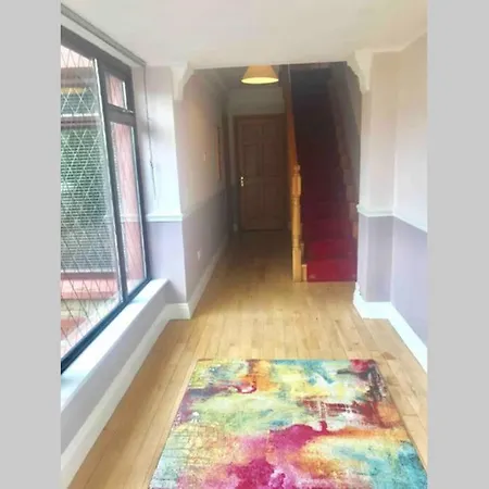 Spacious House Near City And University.